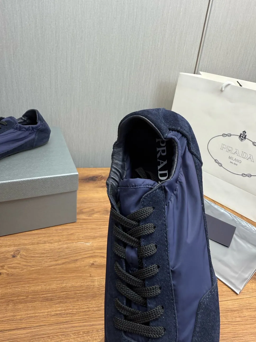 Men's Shoes💰500💰Men's PRADA 2025 Early Spring Collapse New Sports Shoes Moral Training Shoes Collapse's name comes from the fact that it can be easily put on and taken off with bare hands ~ The light and comfortable features create a more relaxed and casual look, and the side elastic design can be worn twice! Super comfortable catwalk sneakers, as thin and light as ballet slippers, as comfortable as sneakers, comfortable and super light on the feet. Fabric: frosted cowhide leather spliced ​​with nylon cloth, cowhide foot pads, men's size 38-45
